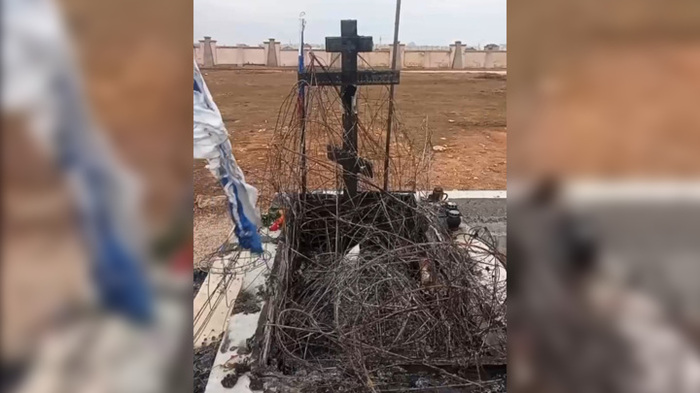 В Евпатории военнослужащий случайно поджёг могилу погибшего сослуживца, оставив зажженную лампадку