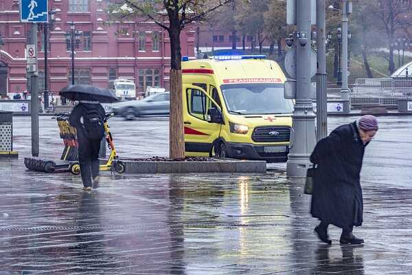 В Петербурге пенсионерка попала в больницу после прогулки у бизнес-центра