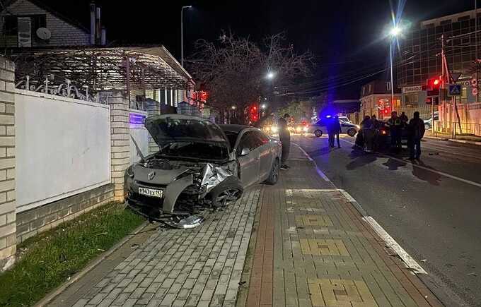 В Геленджике автокран, у которого отказали тормоза, столкнулся с примерно десятью автомобилями