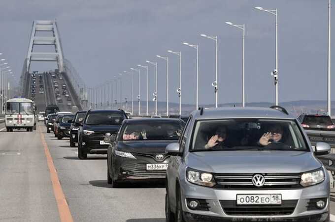 В Крыму перед мостом образовалась пробка из сотен машин