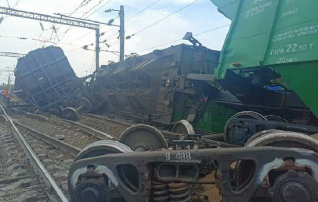 Под Воронежем сошел с рельсов грузовой поезд