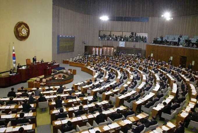 Парламент отменяет военное положение в Южной Кореи