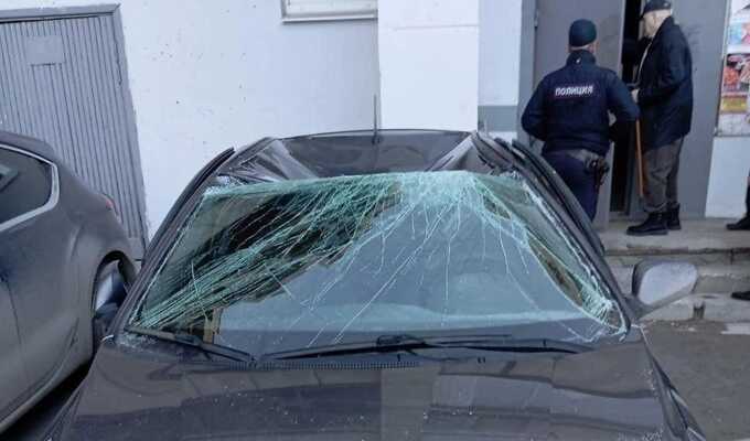 В Екатеринбурге пожилая женщина выпала с шестого этажа
