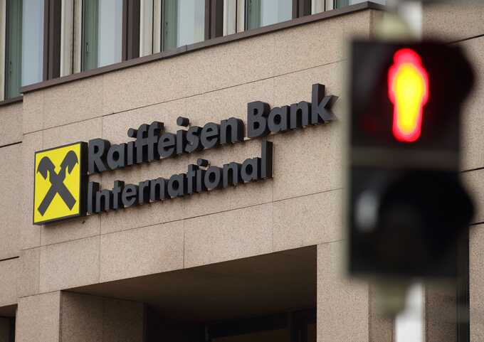 Продажа российского актива Raiffeisen приостановлена из-за политических сигналов