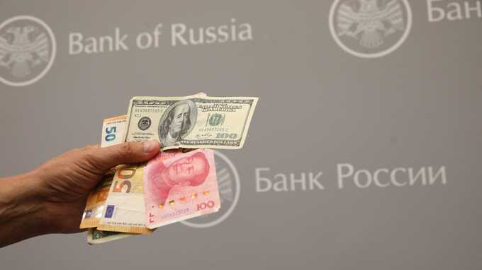 Экономисты предлагают ввести ограничения на валютные операции для стабилизации курса рубля