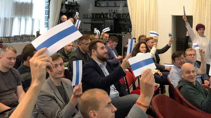 Сотрудники правоохранительных органов проводят обыски у Ильи Азара и Игоря Глека в рамках дела «Депутатов мирной России»