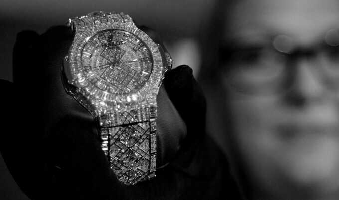 Гражданин Китая попытался привезти в Москву золотые часы HUBLOT стоимостью 3,5 миллиона рублей