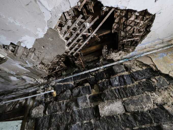 На юго-западе Санкт-Петербурга в жилом помещении обрушился потолок