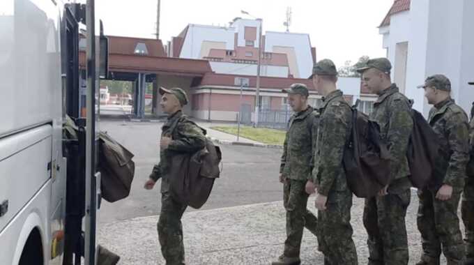 Группа российских военнопленных в возрасте до 25 лет была возвращена из Украины