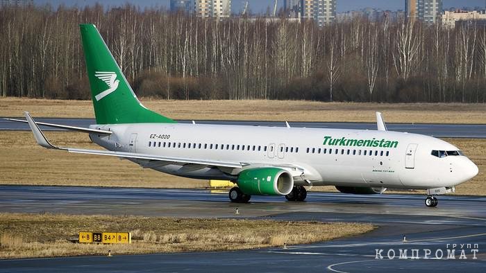 Boeing 737-800 с бортовым номером EZ-A020